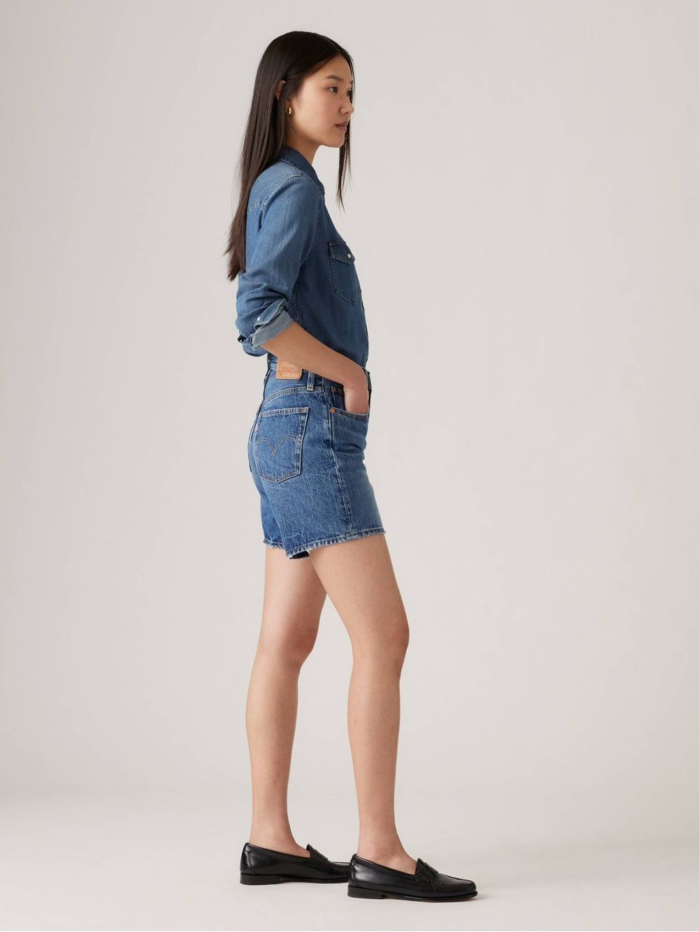 Levi’s 501 mid thigh jean shorts. Size 28 (6)